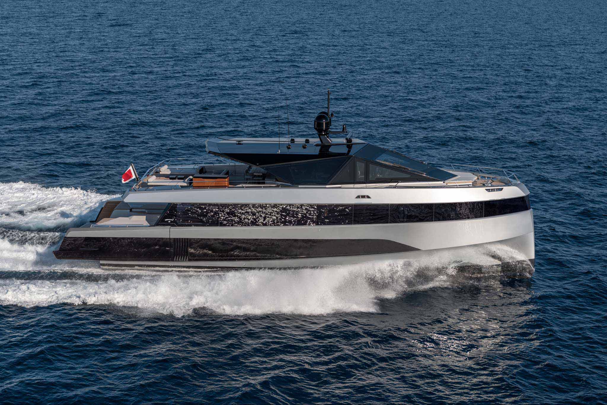 Length: 27.03m (88ft 8in) | Guests: 20